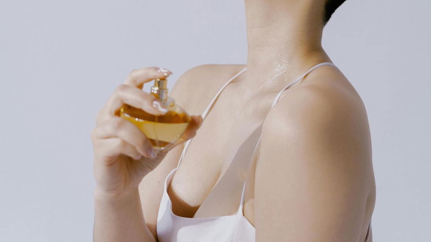 Immer wenn ich diesen Parfum-Trick anwende, bekomme ich die meisten Komplimente