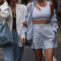 Mode-Profis tragen im Sommer gestreifte Shorts