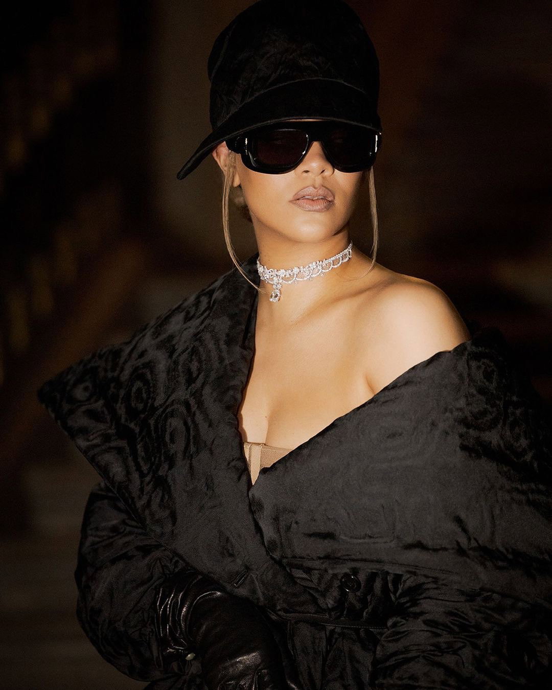 Breaking Beauty-News: Dior Beauty hat Rihanna als das neue Gesicht von J'adore benannt! Die Sängerin und Unternehmerin wird die Marke in der kommenden Werbekampagne repräsentieren. Rihanna, bekannt für ihren einzigartigen Stil und ihre kreative Vision, passt perfekt zur luxuriösen Ästhetik von Dior. Wir sind gespannt!