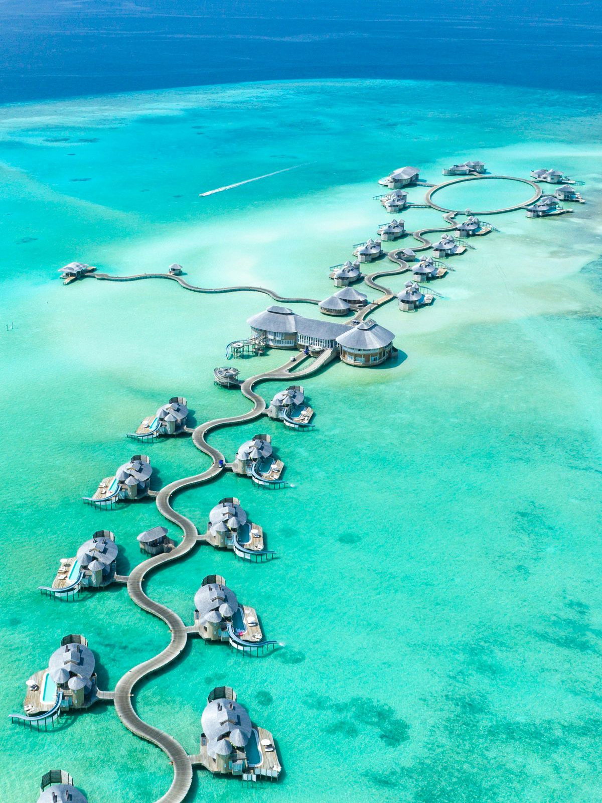 Ein einzigartiges Erlebnis für viele Malediven-Tourist*innen: Übernachten in einem Wasserbungalow (hier Soneva Jani auf dem Noonu Atoll)