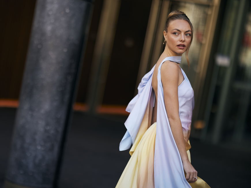 Frau in elegantem Kleid