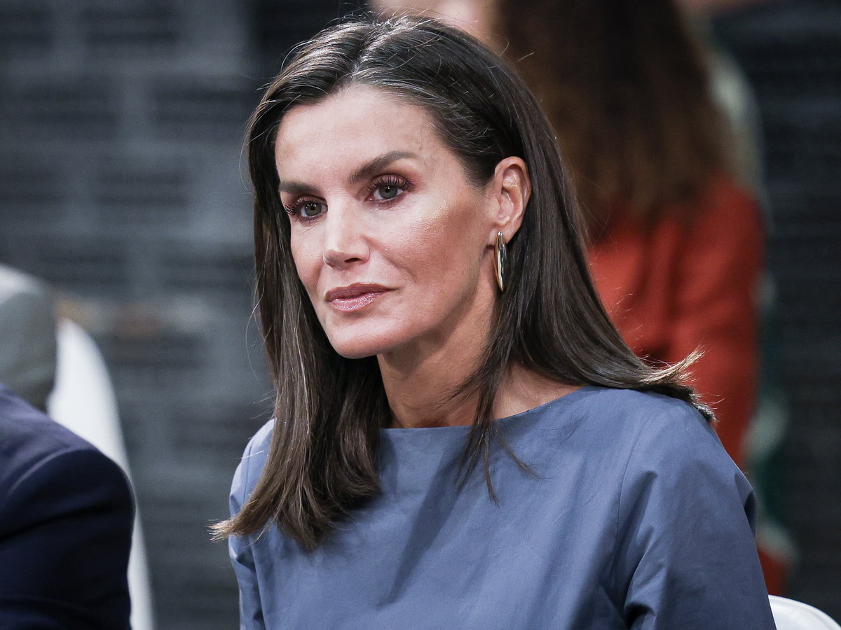 Königin Letizia im grauen Kleid