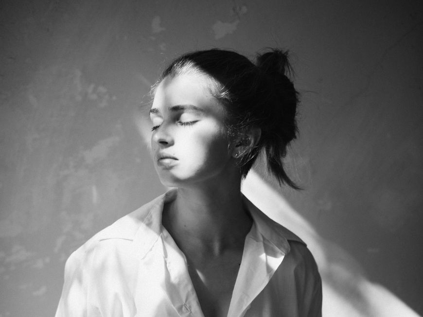 Schwarz-weiß Fotografie einer Frau im Licht