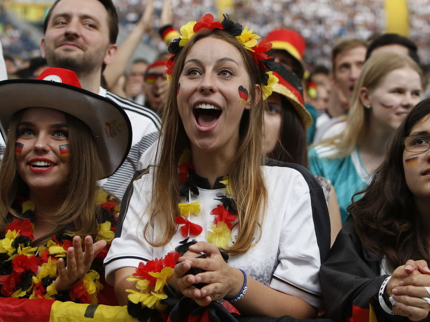 Frau guckt Deutschlandspiel