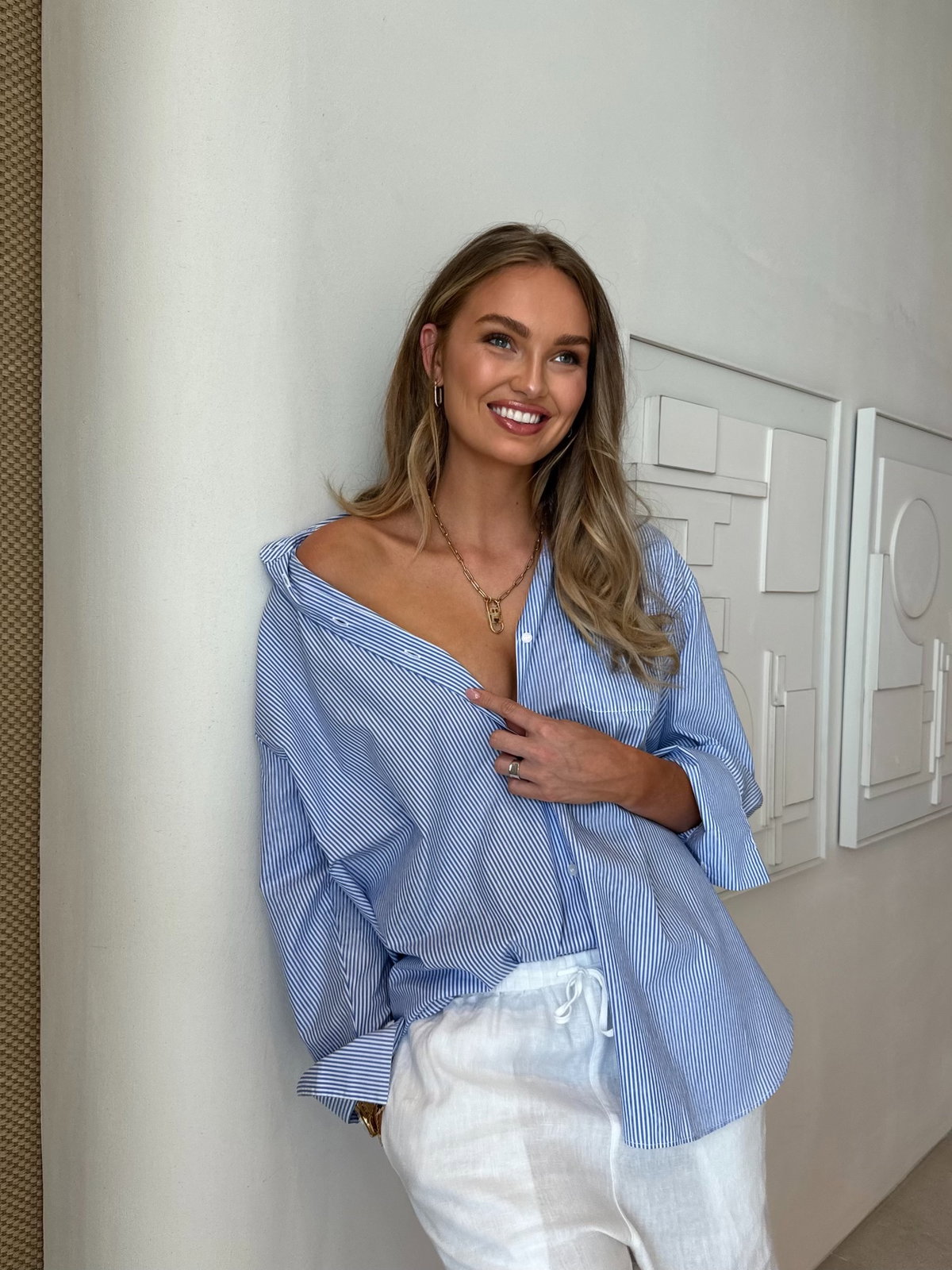 Romee Strijd in Oversized Bluse