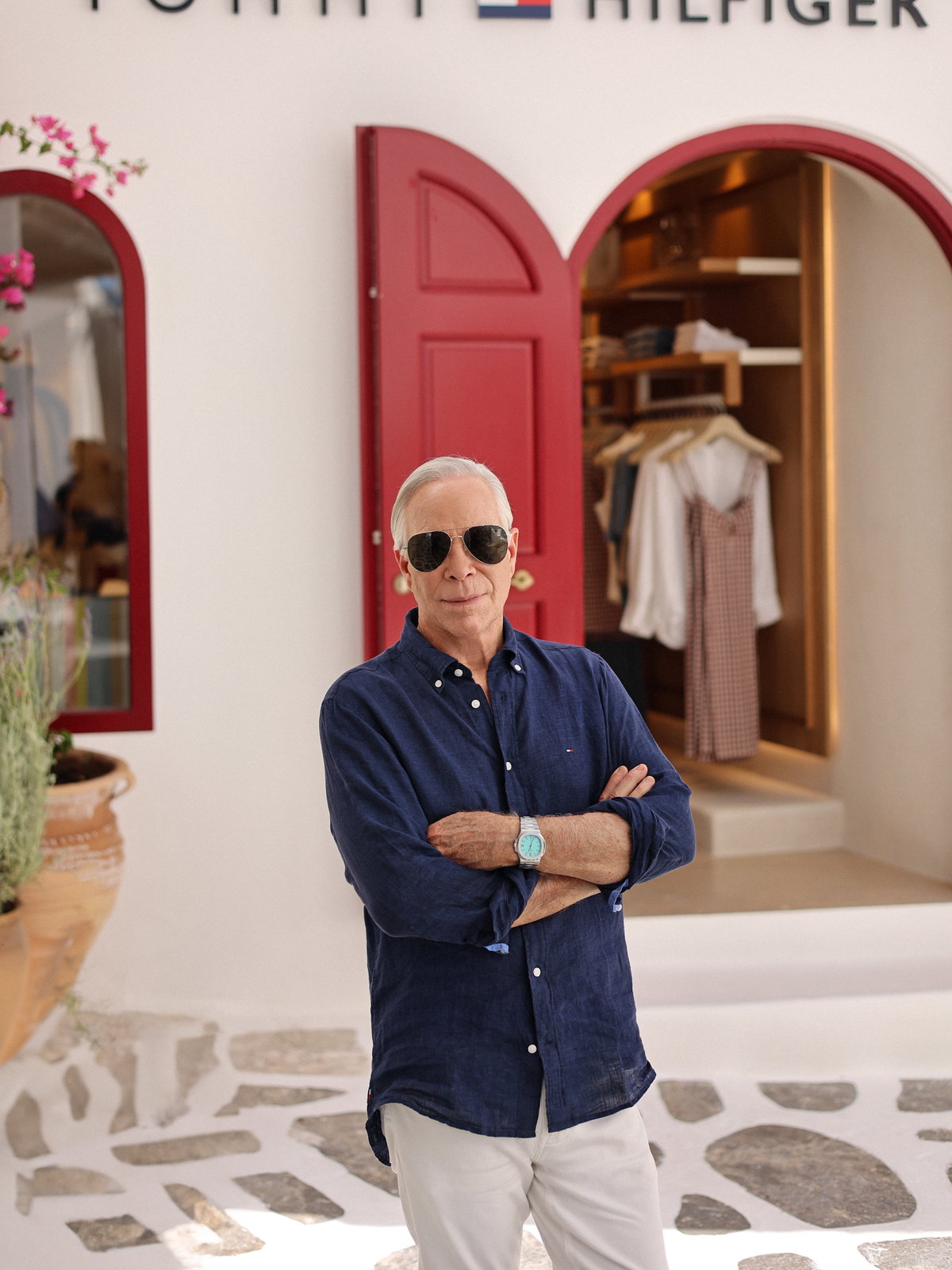 Tommy Hilfiger vor dem Store in Mykonos