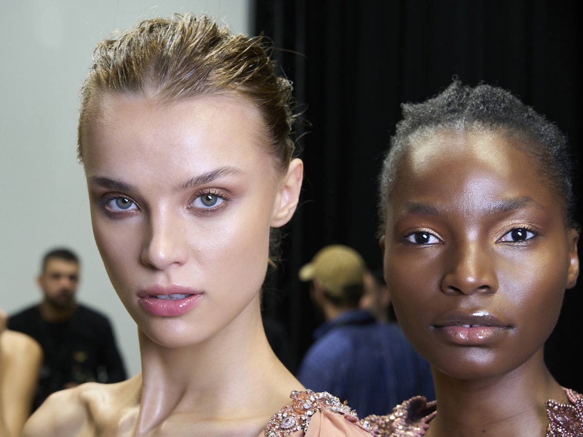 Zwei Models mit dezentem Make-up