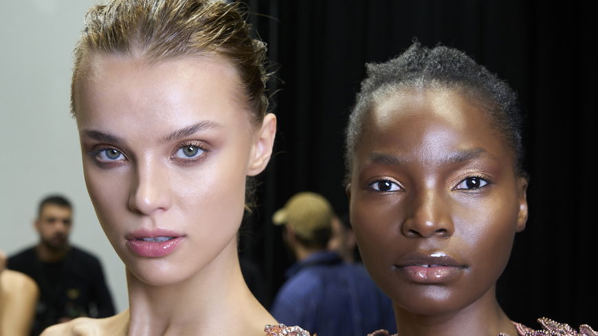 Foundation und Concealer in einem: Mit diesem Make-up sparst du jeden Morgen 10 Minuten