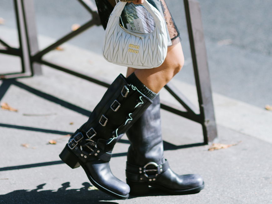 Frau in Biker Boots