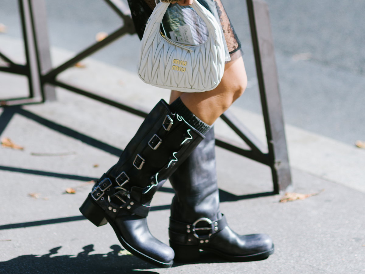Frau in Biker Boots