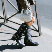 Statt Sandalen tragen im Sommer 2023 alle diese angesagten Trend-Schuhe