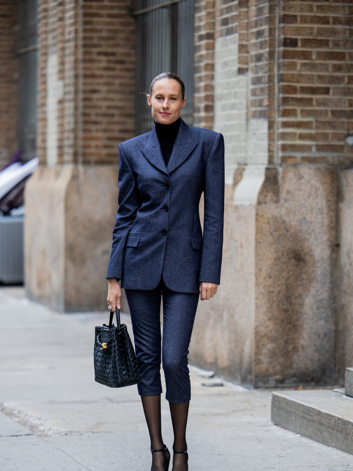 Frau mit Caprihose und Blazer