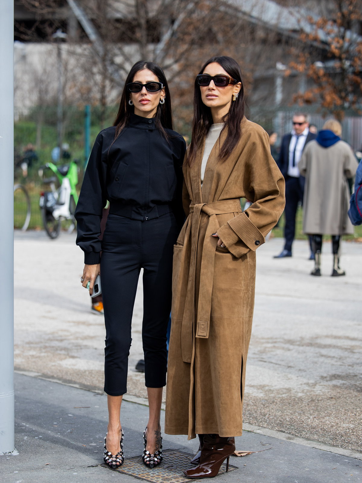 Frau mit Cropped Jacke und Caprihose