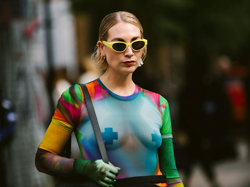 CSD Outfit Ideen: Frau im bunten Oberteil
