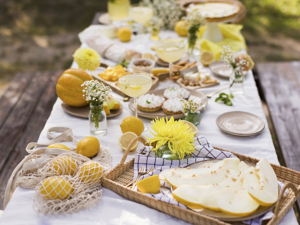 Sommerlicher Tisch mit Zitronen und Limoncello