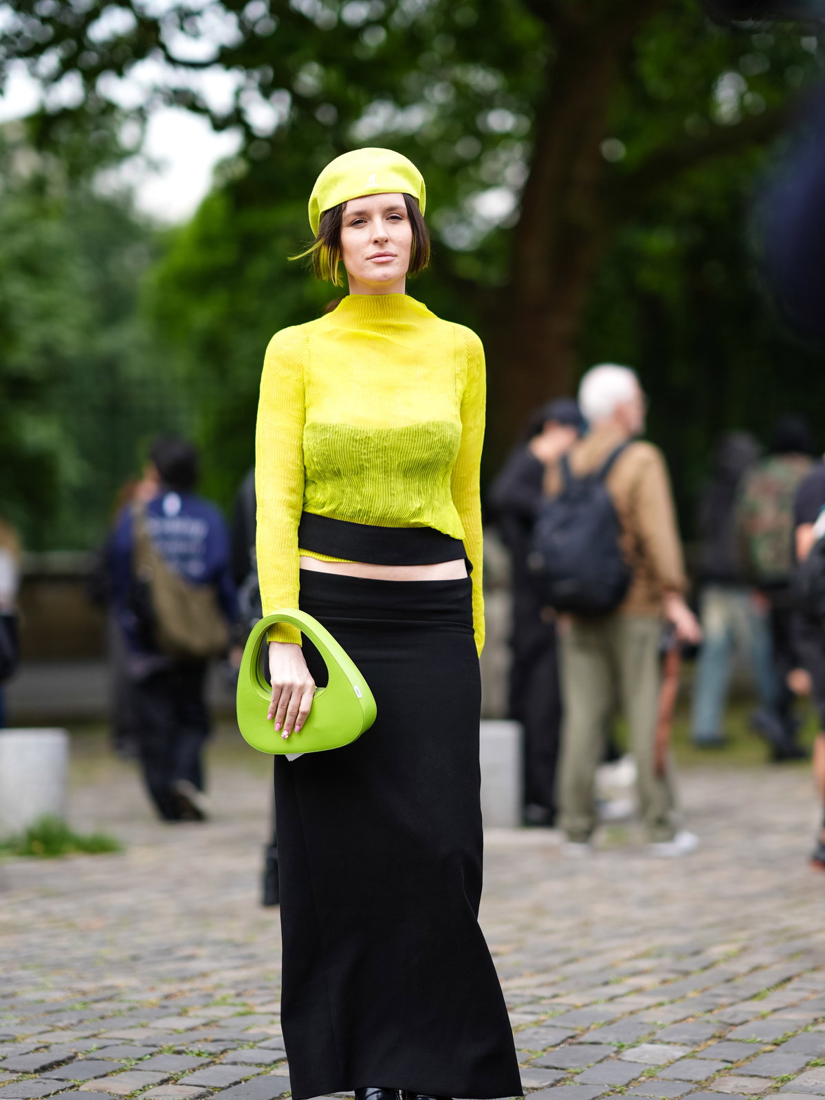 Frau trägt neongrünes Outfit