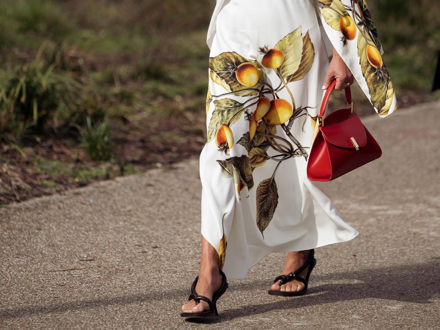 Grece Ghanem trägt Kleid mit Früchte-Print