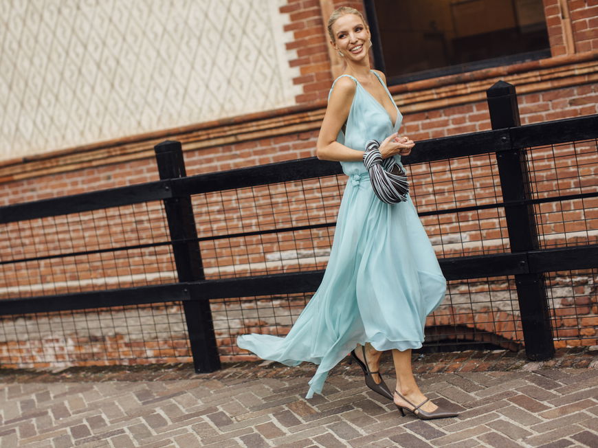Leonie Hanne in einem Kleid