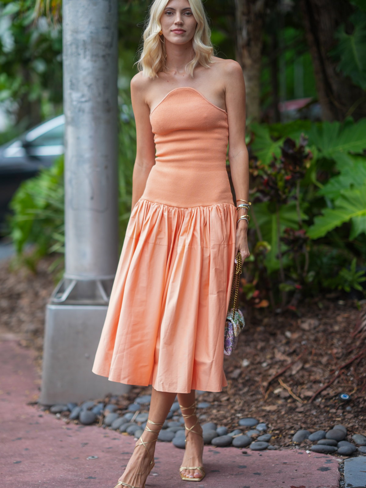 Devon Windsor in Midikleid
