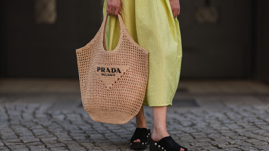 Die Netztasche von Prada tragen im Sommer alle