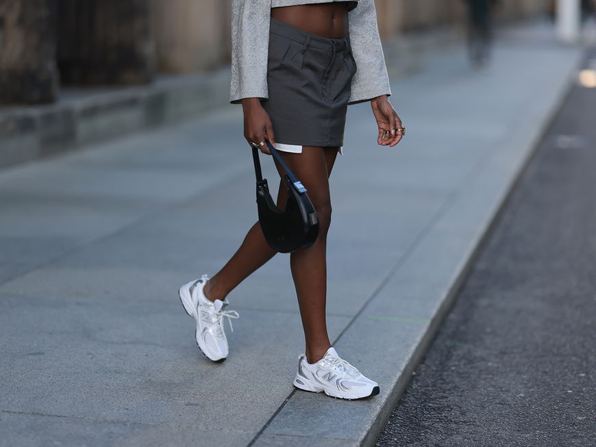Frau in New Balance Sneakern