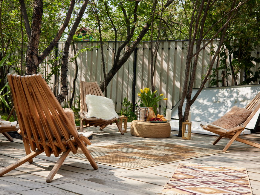 Terrasse dekorieren: Gemütliche Stühle und Teppich