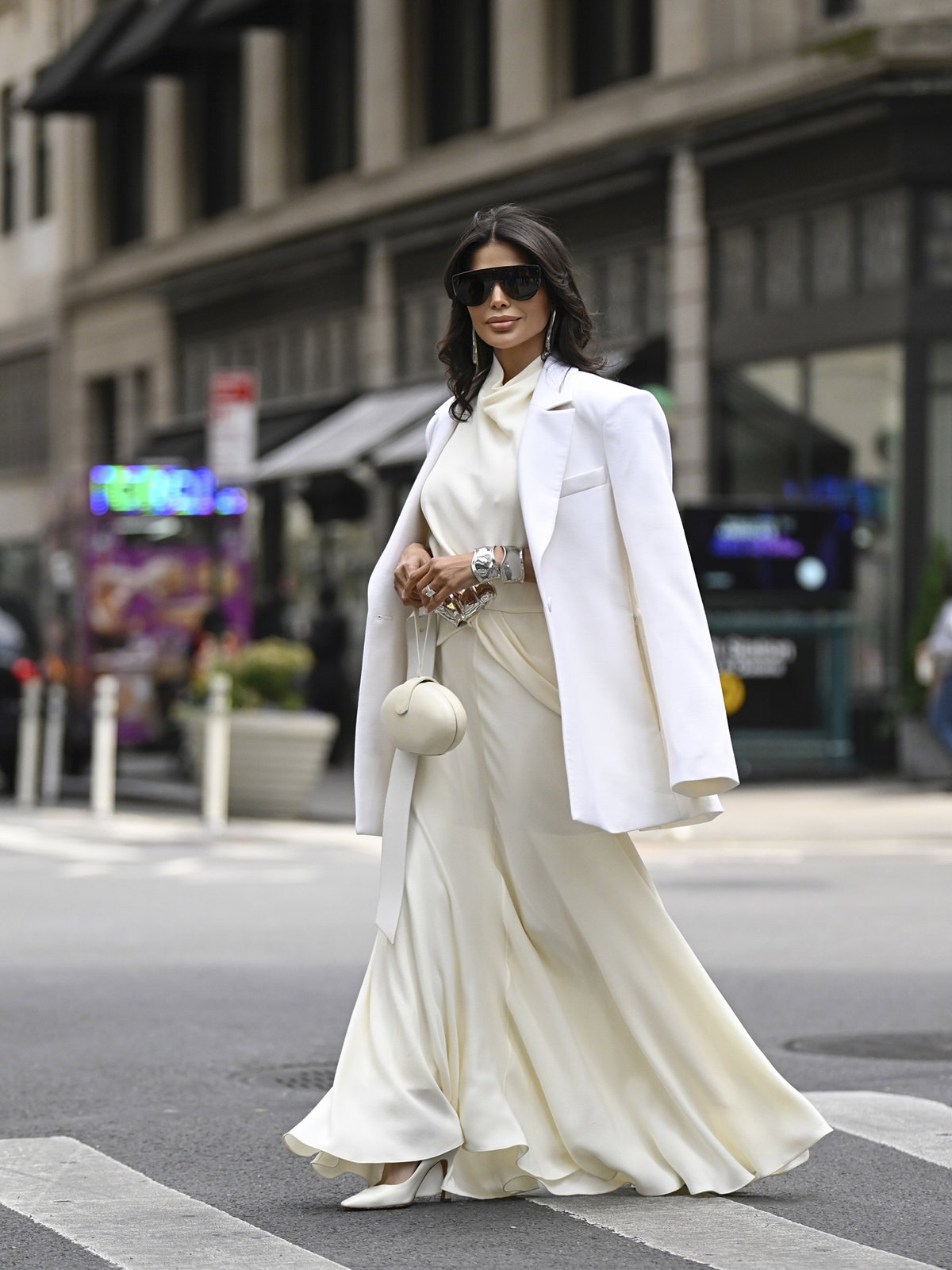 Frau in weißem Maxikleid