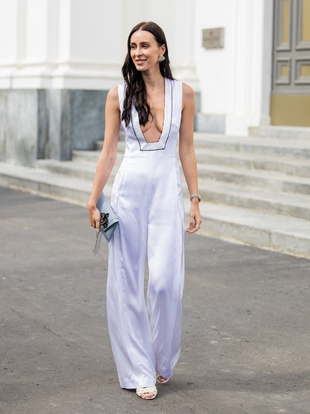 Frau in weißem Jumpsuit