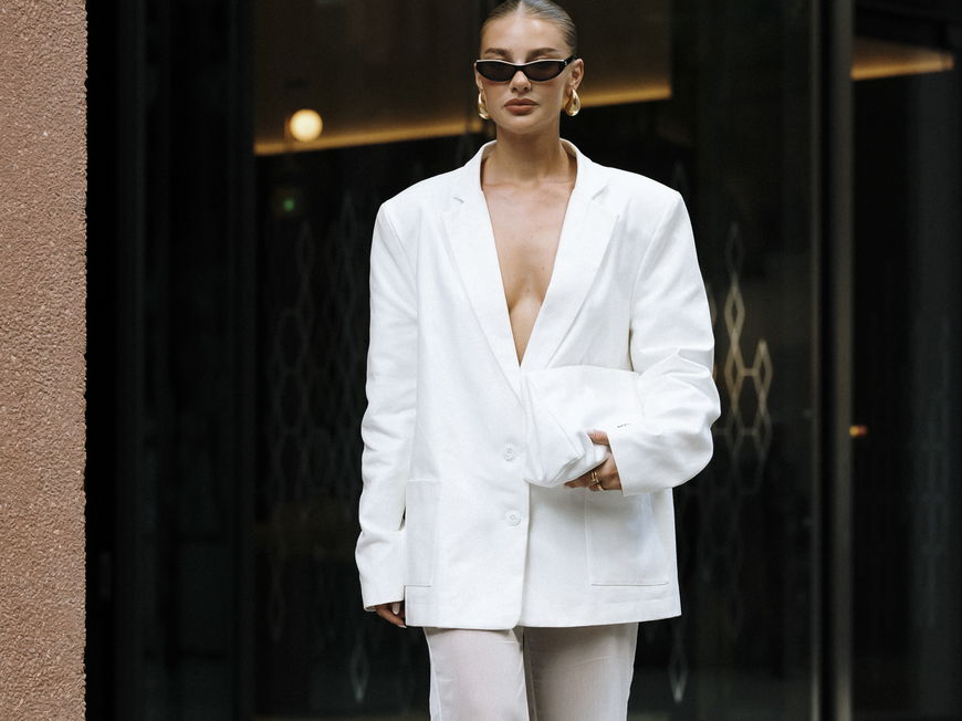Jess Hunt in einem weißen Blazer