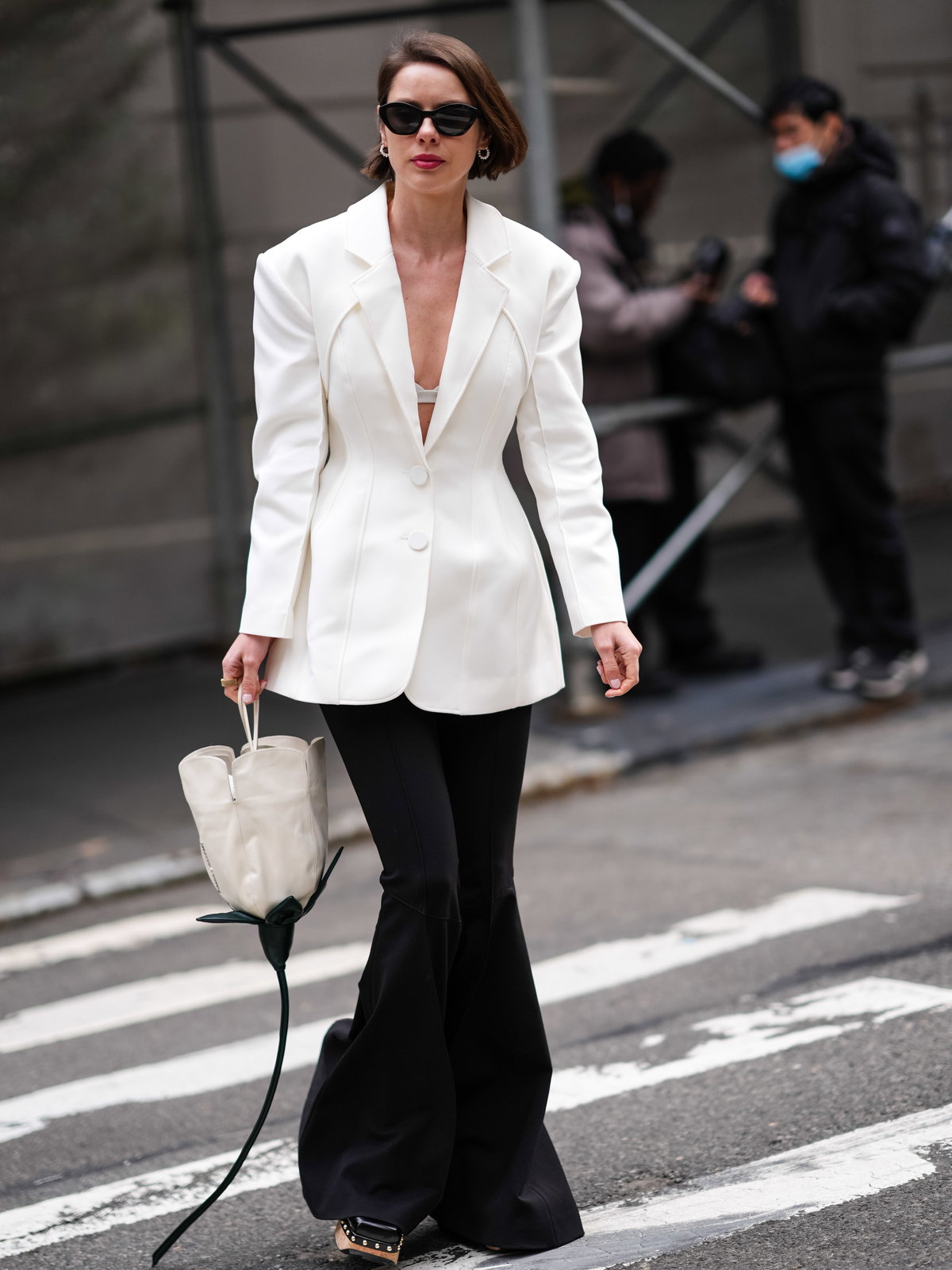 Frau mit weißem Blazer