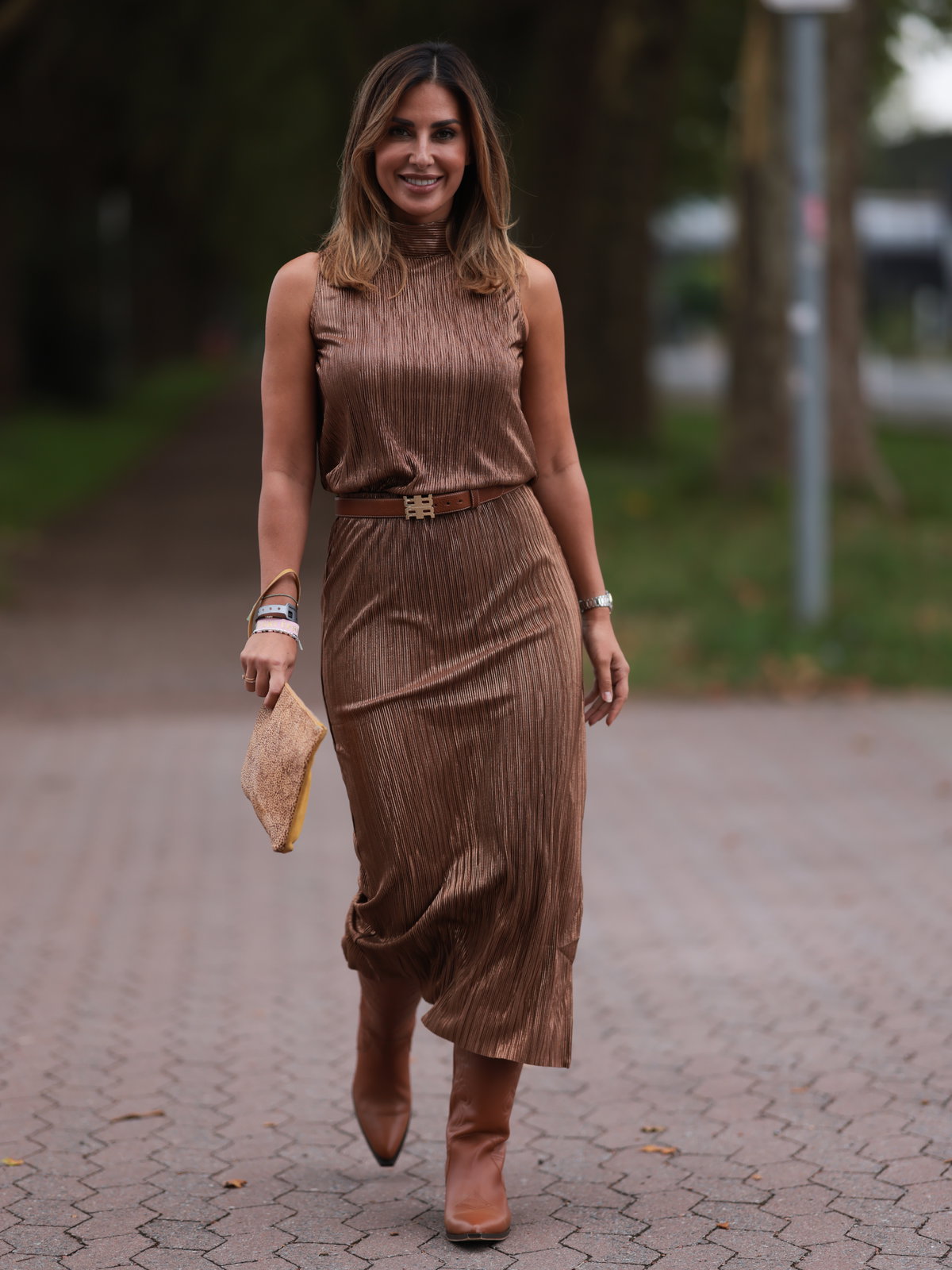 Frau trägt braune Stiefel mit Kleid