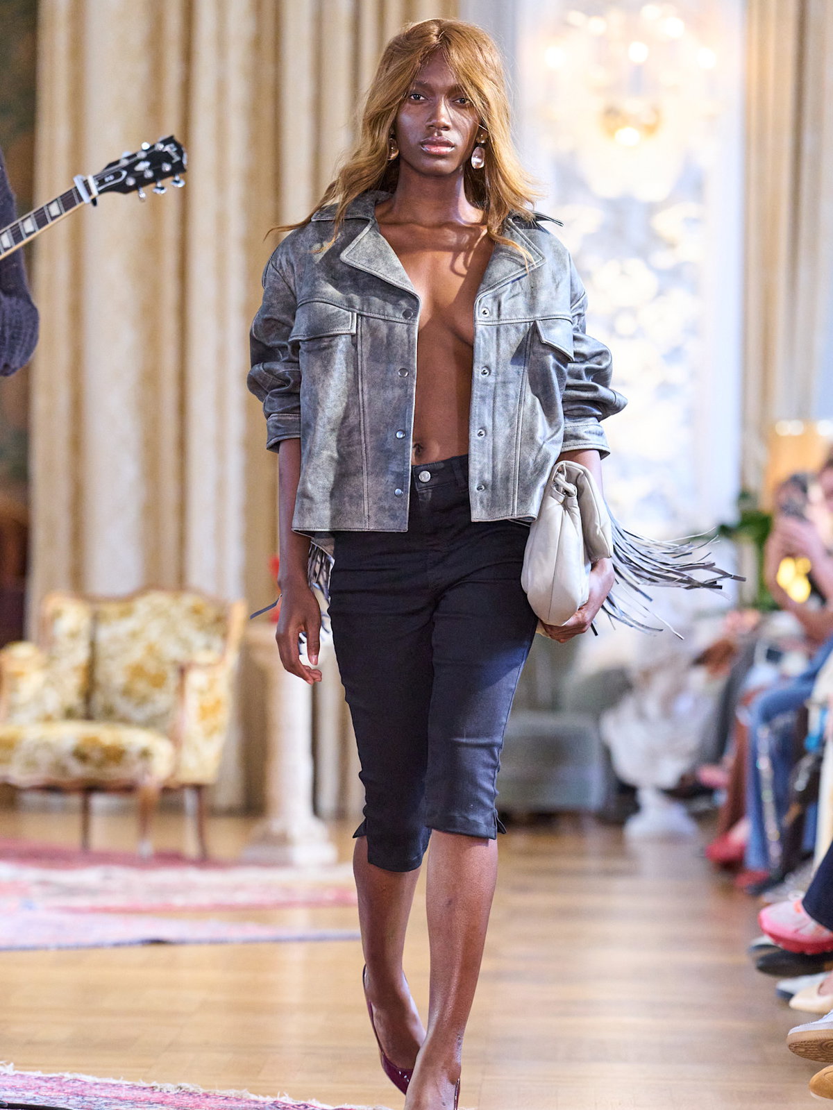 Model trägt Caprihose bei Copenhagen Fashion Week