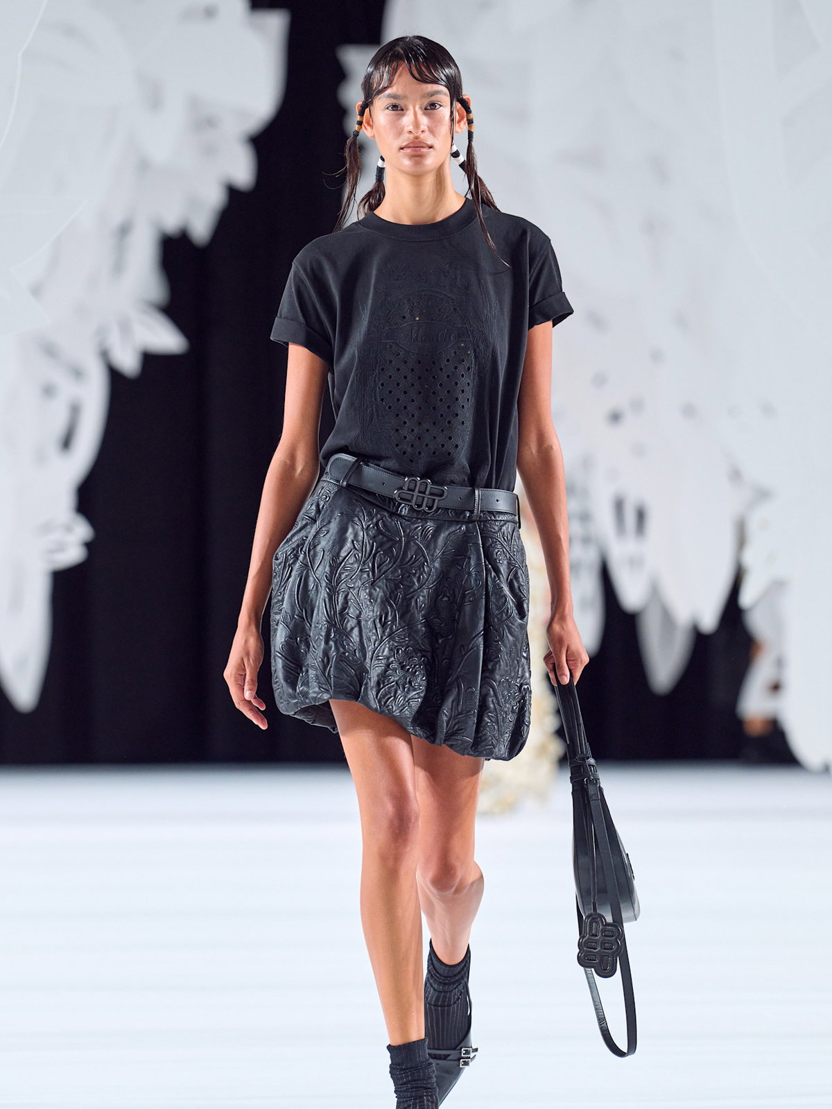 Model trägt grauen Rock auf der Copenhagen Fashion Week
