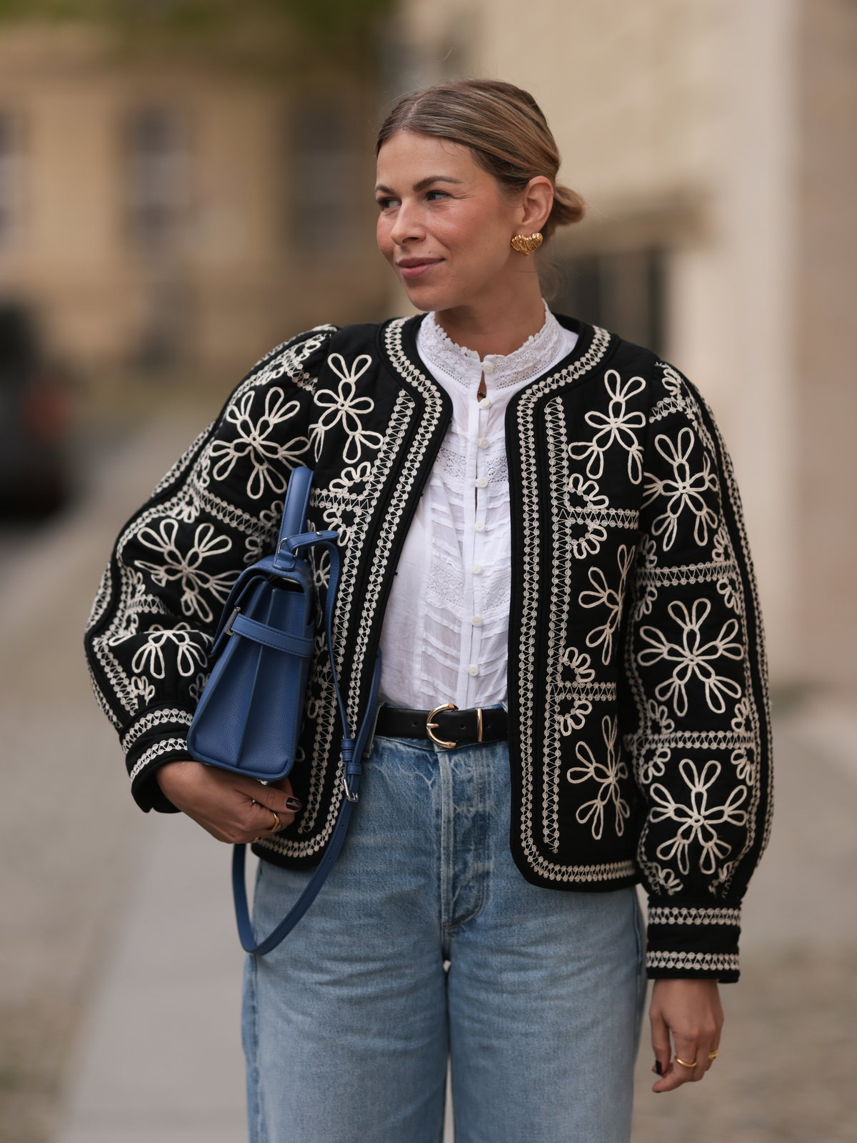 Frau in Trachtenjacke