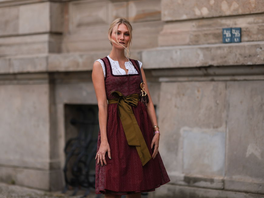 Frau in einem Dirndl