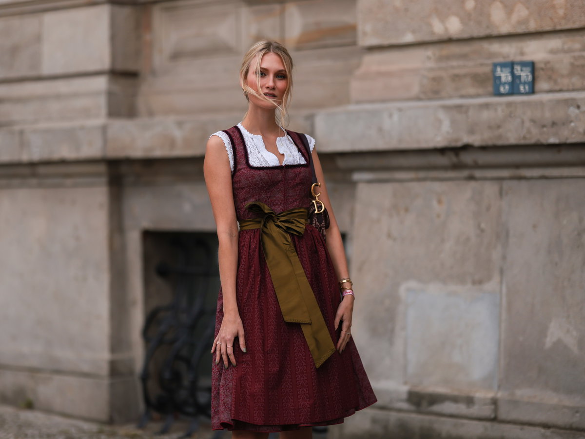 Frau in einem Dirndl