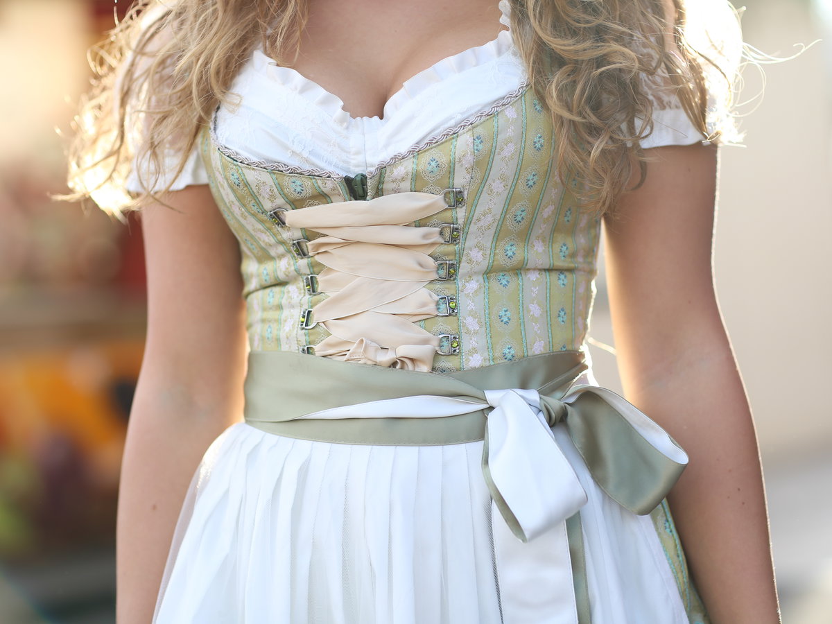 Frau im Dirndl