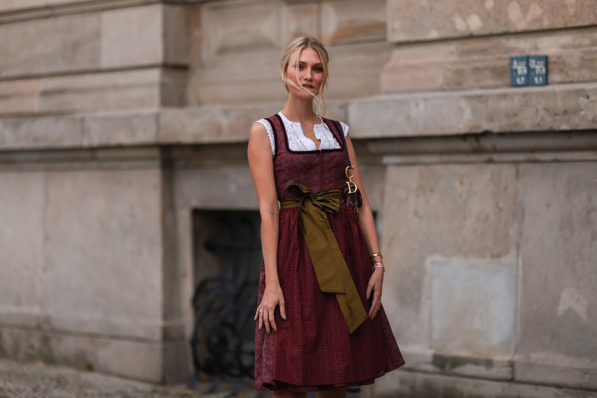 Frau in einem Dirndl