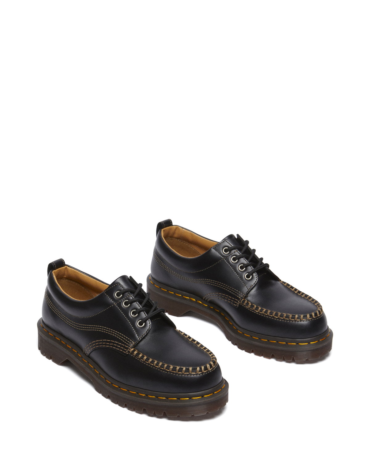 Ein weiteres Must-have in diesem Monat sind die Lowell Leder Moc Toe Schuhe von Dr. Martens. Diese Schuhe kombinieren den klassischen Mokassin-Stil mit dem kultigen Look von Dr. Martens und sind ein echtes Highlight für jede Garderobe. Mit ihrem robusten Leder und der ikonischen gelben Naht sind diese Schuhe nicht nur extrem langlebig, sondern auch echte Hingucker. Für ca. 200 Euro findest du sie online .