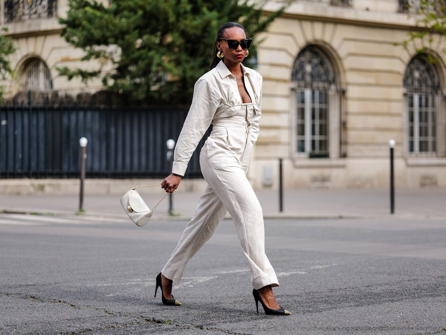 Frau im Jumpsuit