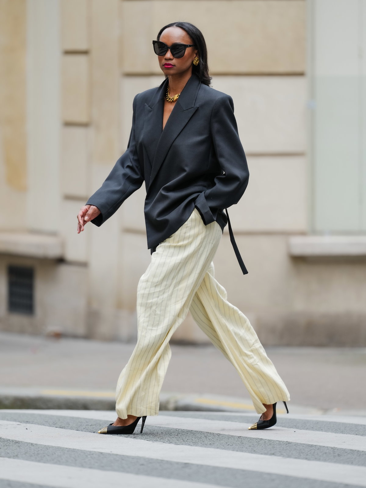 Frau in gestreifter Leinenhose