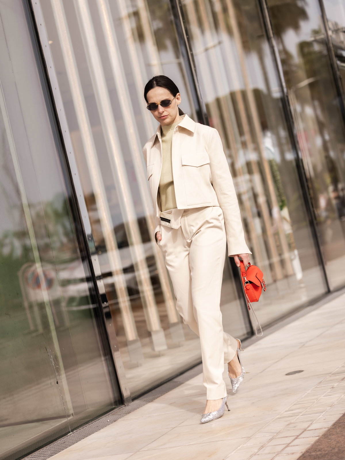 Frau in heller Lederjacke
