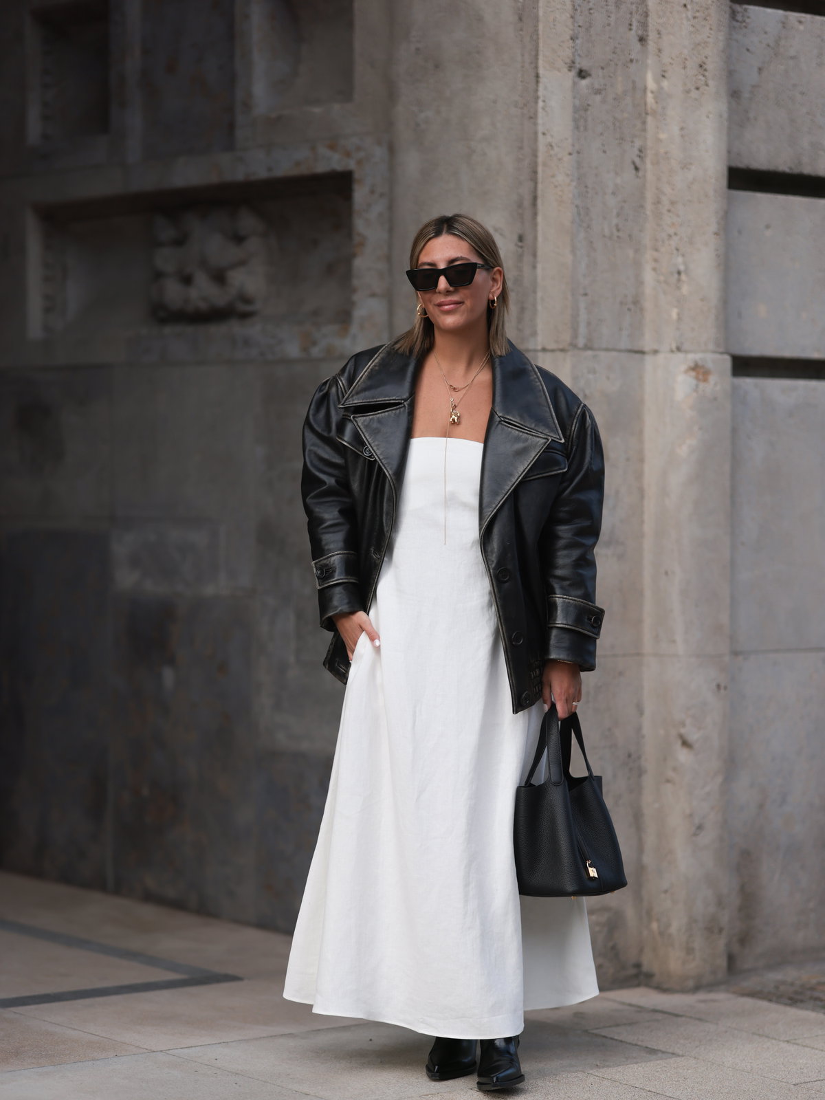 Aylin König in Lederjacke