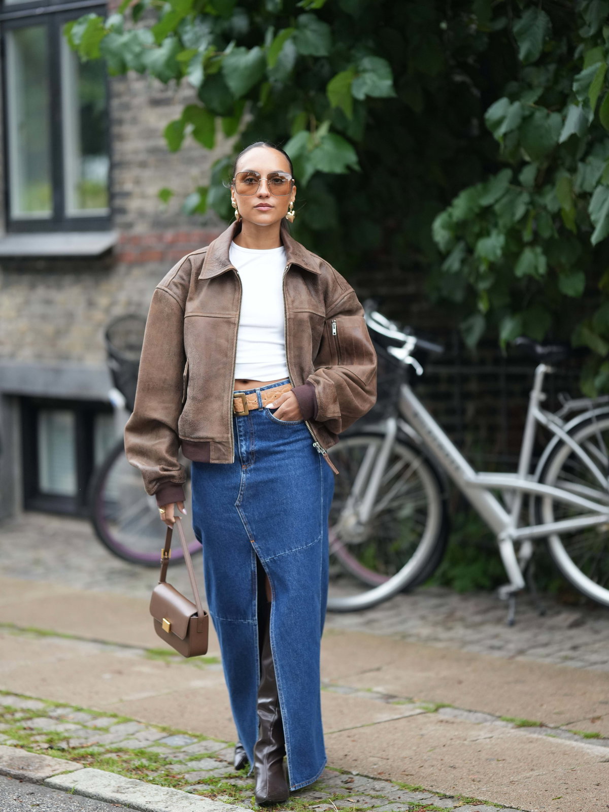 Lederjacke zum langen Rock stylen