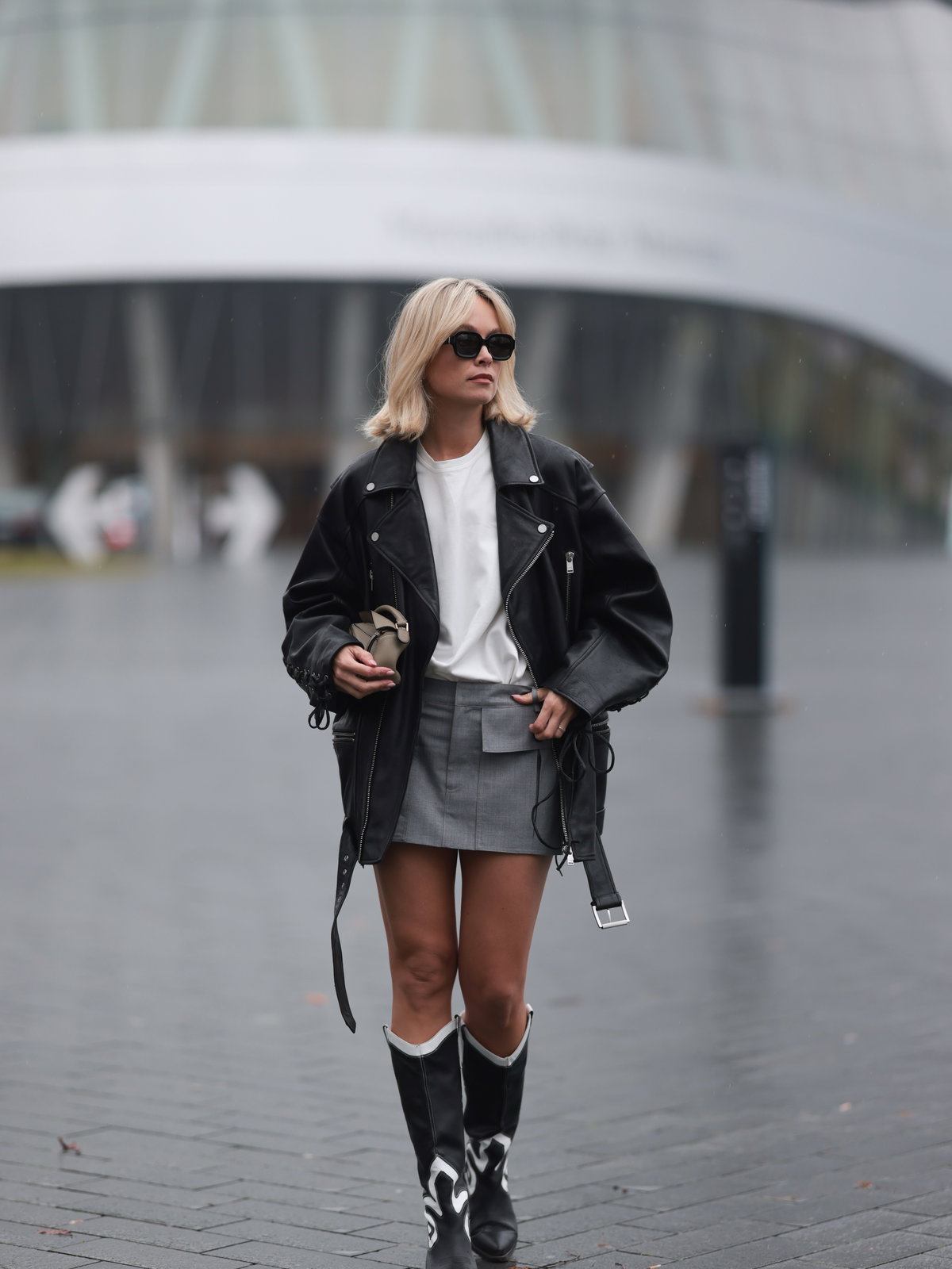 Frau in Lederjacke mit Minirock