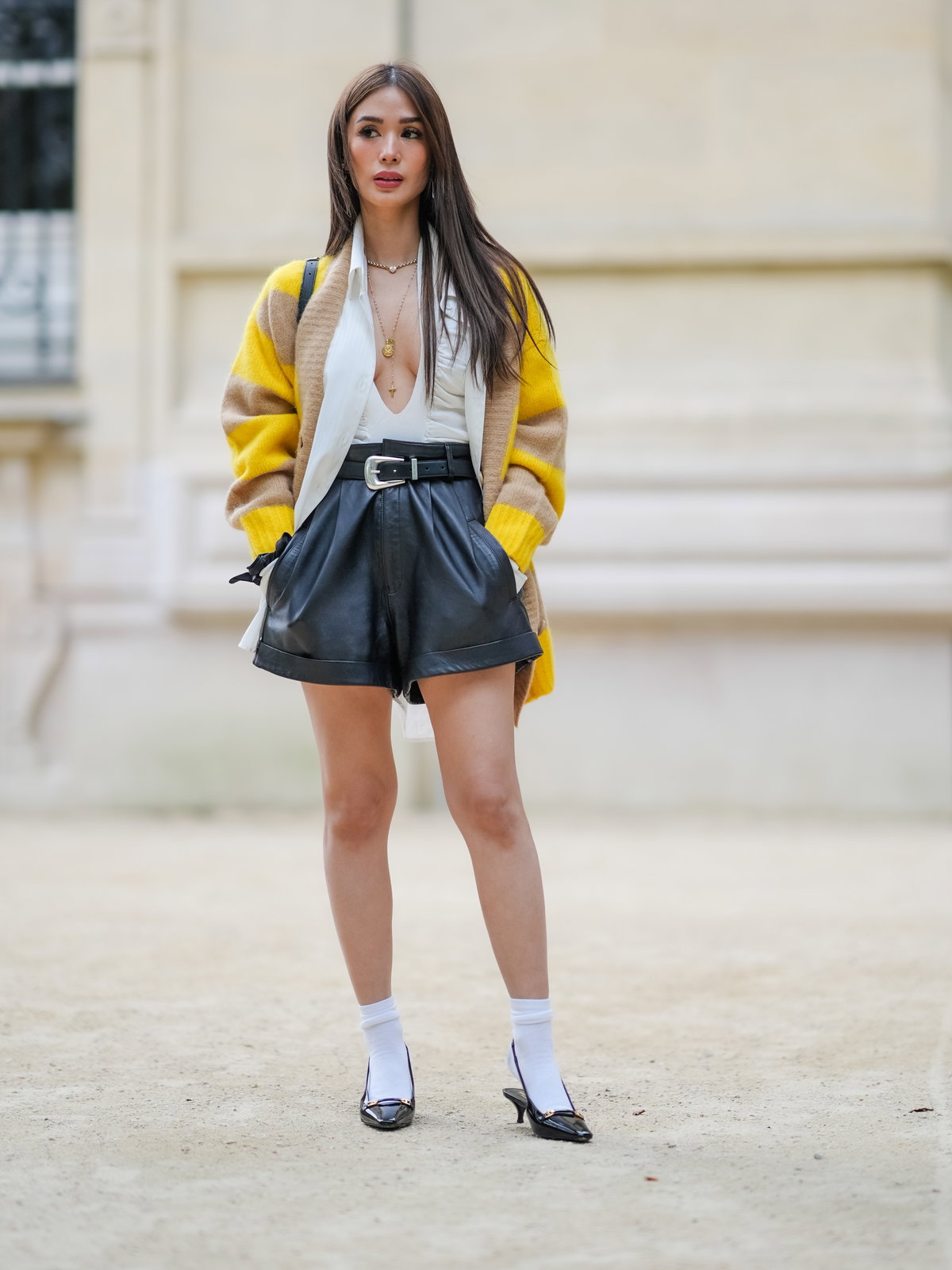 Ledershorts im Alltagslook