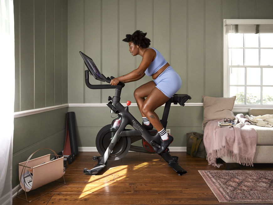 Frau auf Peloton Bike