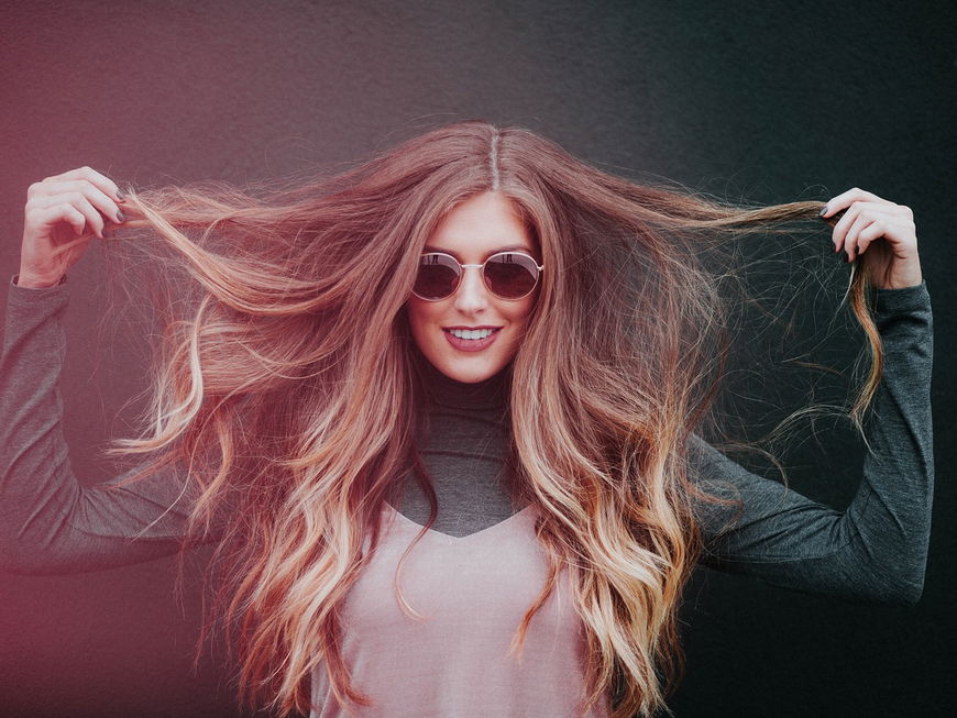 Frau mit langen Haaren