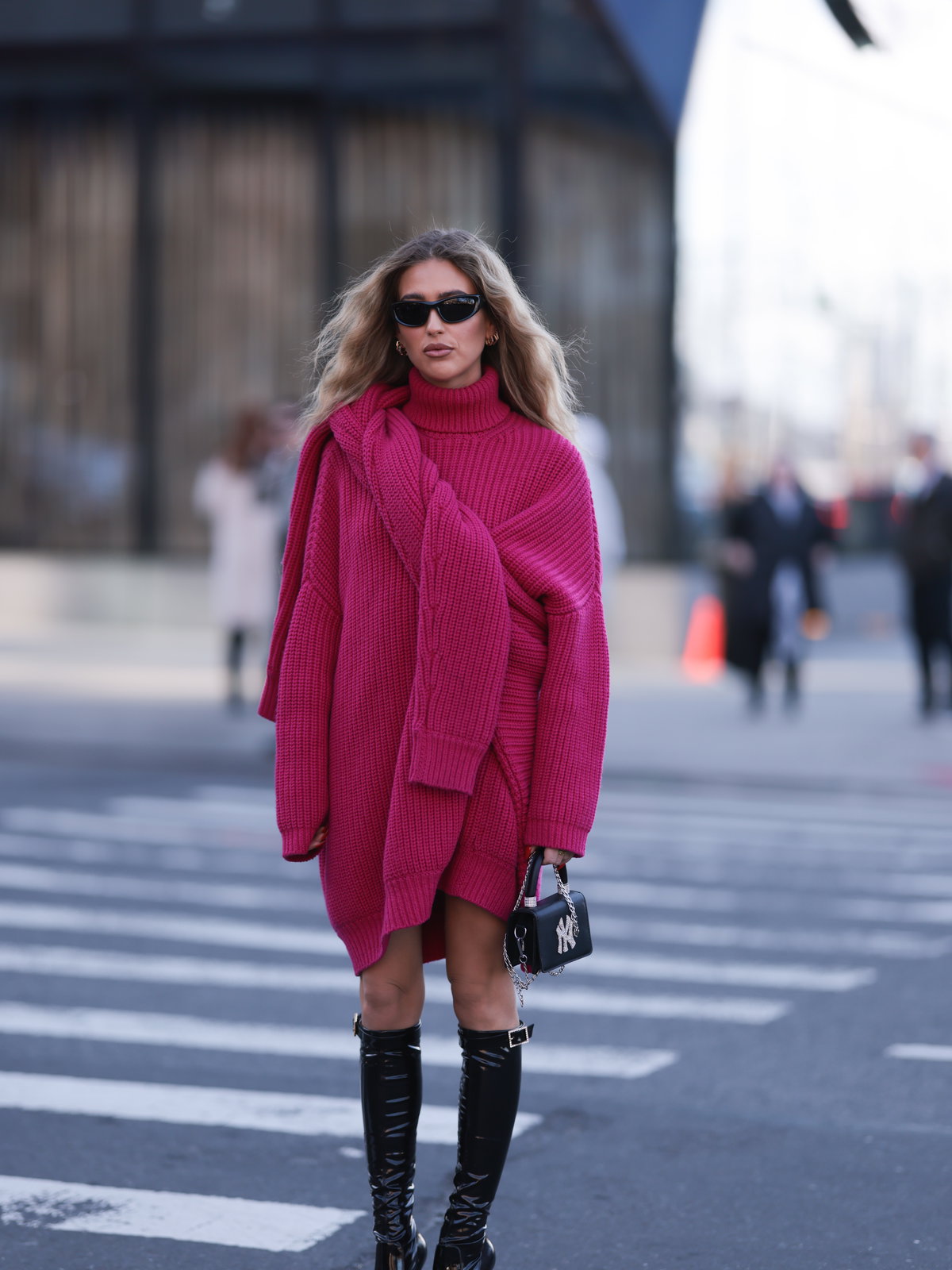 Frau trägt pinkes Outfit