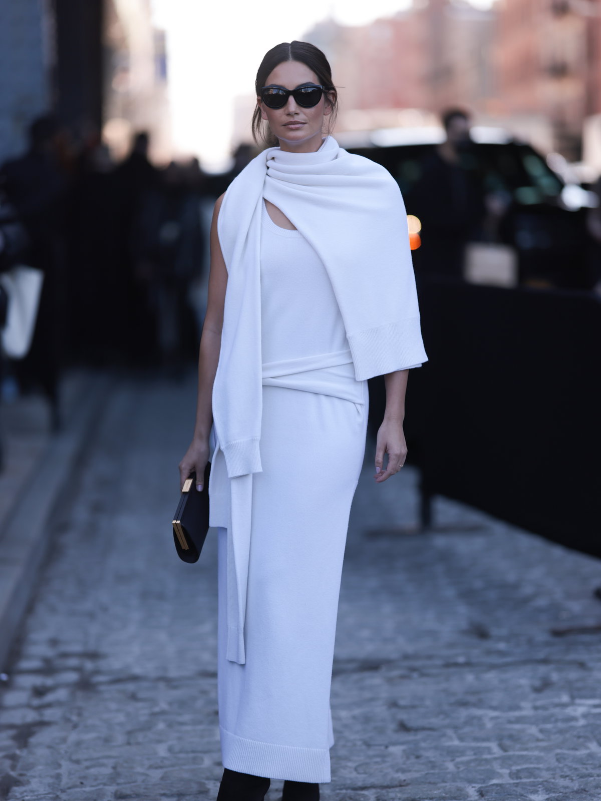 Frau in weißem Outfit